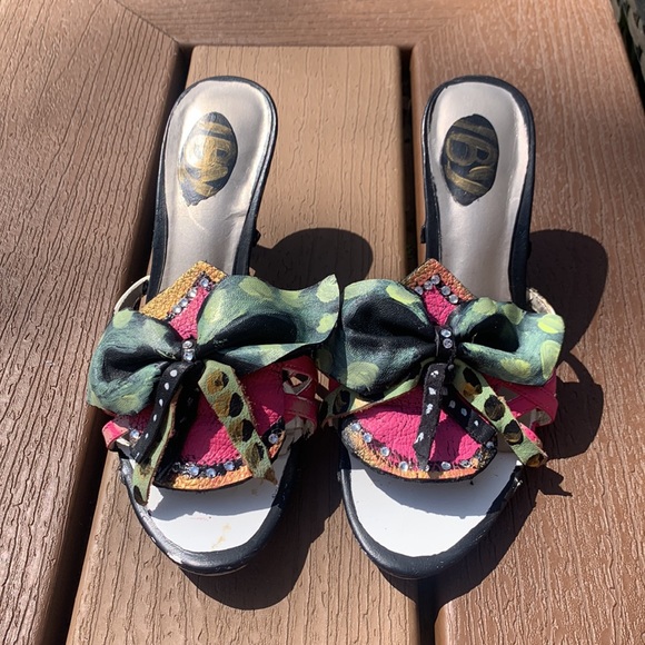 Hand painted fun, fun slip on heels. - Picture 2 of 4